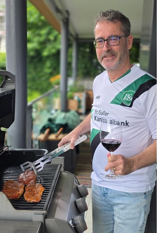 Thomas Anderegg am Grill im Trikot des FC St. Gallen